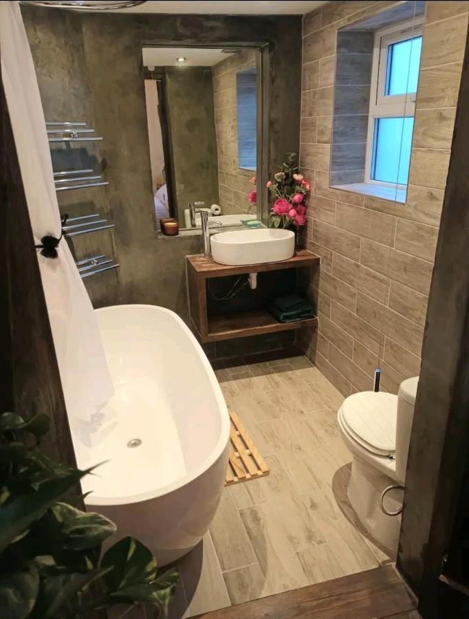 Room With Luxury Private Bathroom & Independent Entrance Near Tube 伦敦 外观 照片