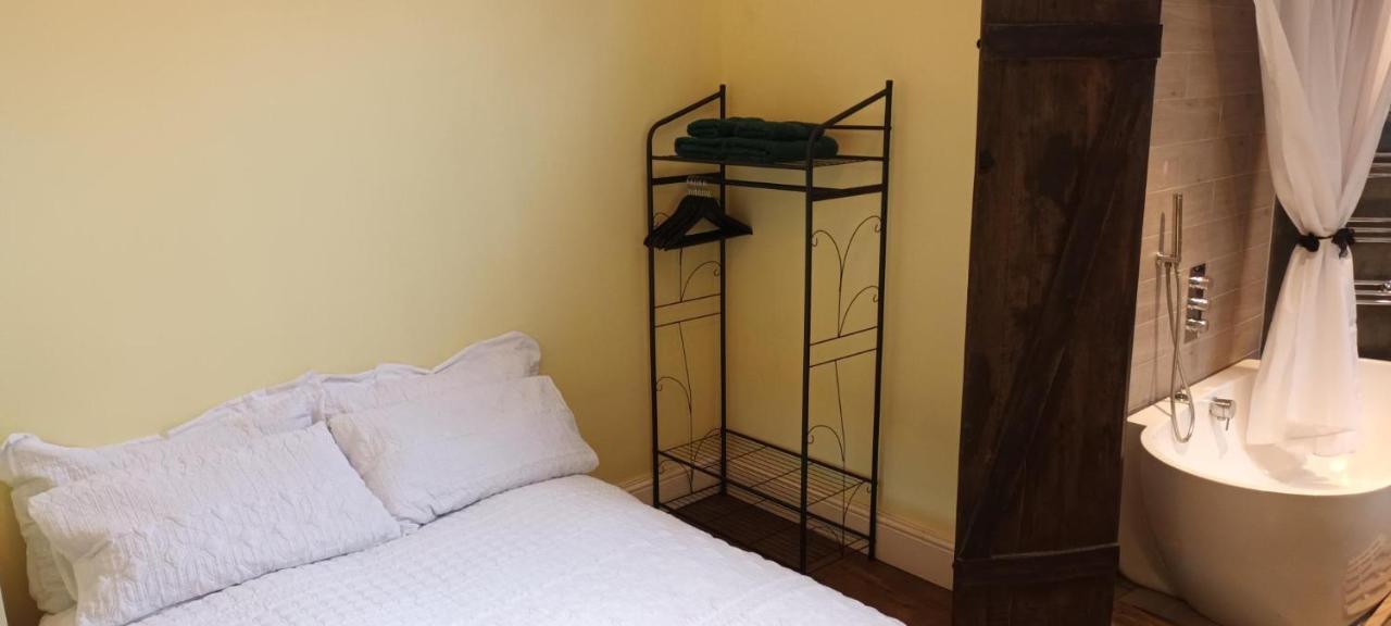 Room With Luxury Private Bathroom & Independent Entrance Near Tube 伦敦 外观 照片